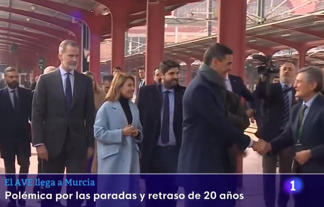 Pedro ningunea a Felipe: Sánchez ejerce como jefe del Gobierno y como Jefe del Estado Pedro ningunea a Felipe: Sánchez ejerce como jefe del Gobierno y como Jefe del Estado