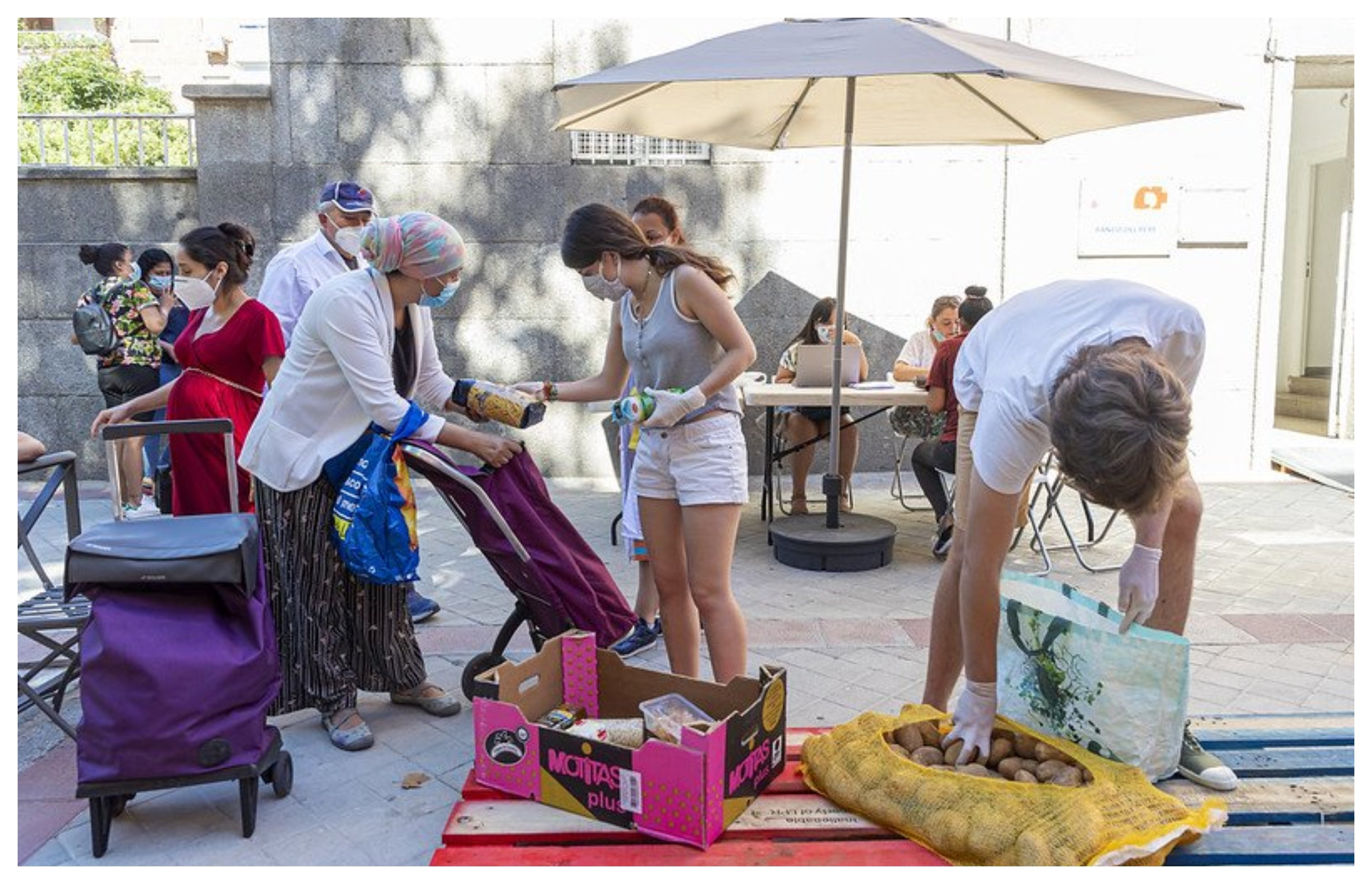 Con ayudas como el IMV prometido y que no ha llegado al 98% de las familias solicitantes más vulnerables, el gobierno Sánchez las ha condenado a sobrevivir en las “colas del hambre” Con ayudas como el IMV prometido y que no ha llegado al 98% de las familias solicitantes más vulnerables, el gobierno Sánchez las ha condenado a sobrevivir en las “colas del hambre”
