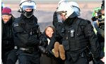 La detención de la activista durante sus protestas en una mina de Alemania genera acusaciones de ‘arresto falso’