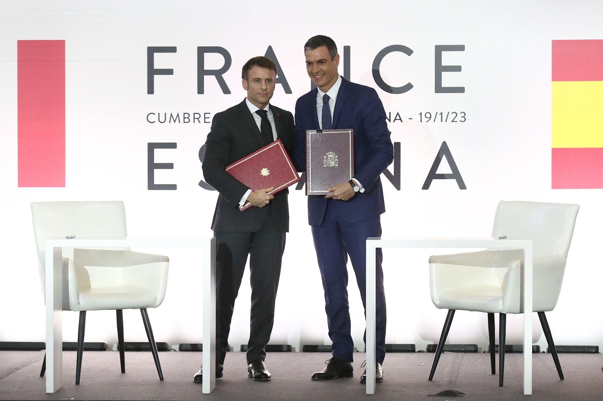 Emmanuel Macron y Pedro Sánchez firmaron el Tratado de Amistad y Cooperación entre España y Francia en enero de 2023... pero el PP ha bloqueado su tramitación, que ahora queda en manos del TC