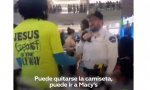 Los guardias de seguridad de un centro comercial en Bloomington, Minnesota, ordenan a un hombre que se quite la camiseta, con la frase impresa "Jesús salva"... porque podría ser considerada "ofensiva para la gente