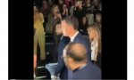 Al abandonar la Mercedes Fashion Week cuando el Pedro Sánchez -acompañado de su mujer, Begoña- fue abucheado con gritos de "traidor a España" y " Viva España"