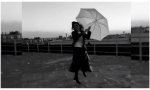 Esta vez, imita 'bailando sobre la lluvia' en la azotea de la sede de la Asamblea madrileña