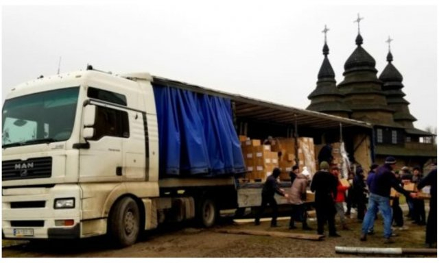 proyecto apoyado por ACN en Ucrania  Reparto de ayuda humanitaria por parte de los religiosos Basili