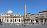 El Estado del Vaticano cuenta con 600 ciudadanos, sólo 250 viven dentro y de ellos más de un centenar son guardias suizos. ¡Qué poderío, tienen los curas!