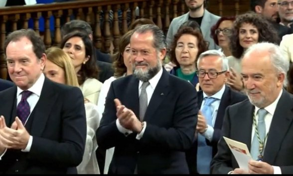 Escotet en la entrega del Premio Cervantes