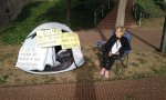 Paqui, barcelonesa de 65 años, que acaba de acampar frente a la casa que heredó de su madre para denunciar que la cuidadora de ésta ha okupado el piso y se ha fundido los ahorros que su madre tenía