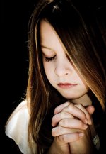 niña rezando
