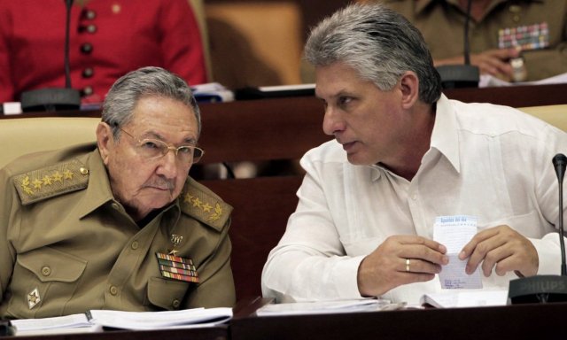 Miguel Díaz Canel y Raúl Castro