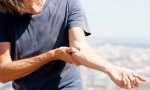 El codo es la articulación que une el brazo con el antebrazo. Conecta el cúbito y el radio con el húmero y se compone de hueso, ligamentos, cartílago y líquidos, además de músculos y tendones