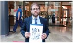El portavoz de la Fundación Española de Abogados Cristianos, Norberto Domínguez, con el cómic objeto de la denuncia