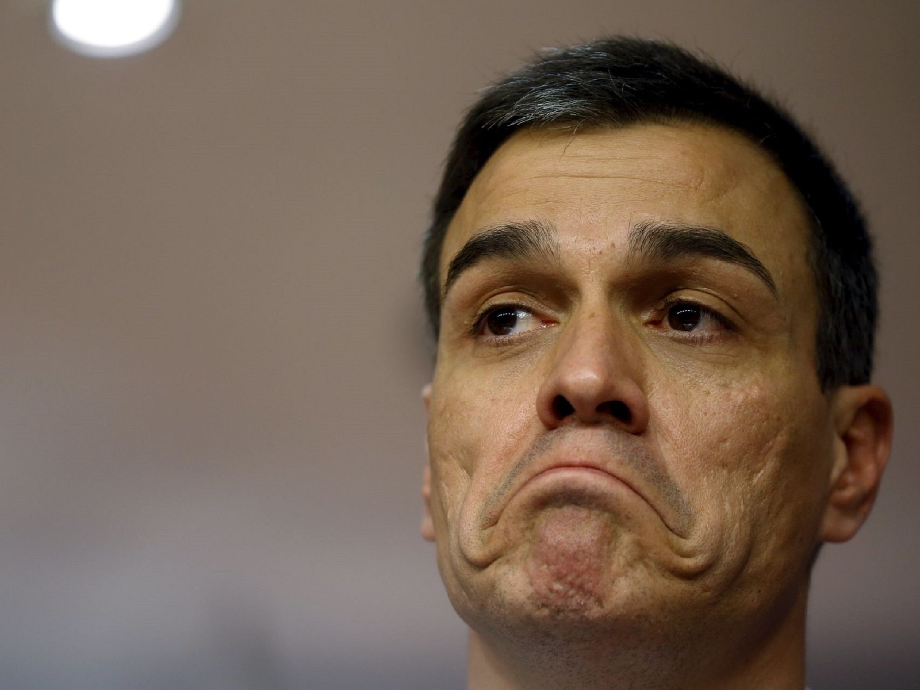 Pedro Sánchez. El PSOE fuerza la eutanasia: en hospitales, para disminuidos y enfermos graves Pedro Sánchez. El PSOE fuerza la eutanasia: en hospitales, para disminuidos y enfermos graves
