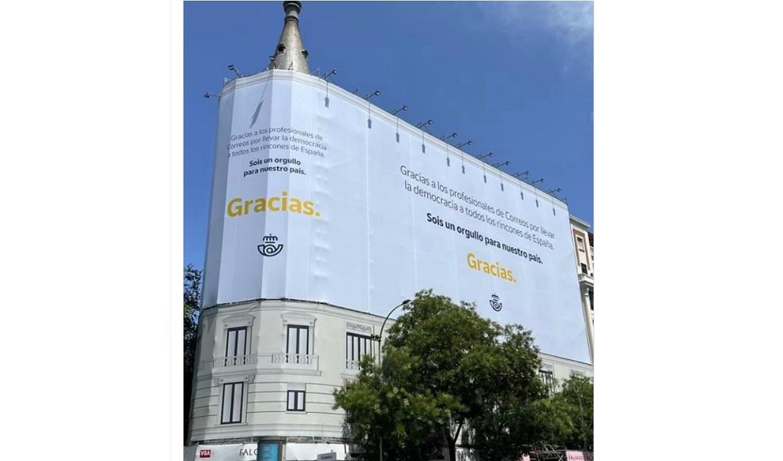 Cartelón de agradecimiento a todos los carteros, que no al 'gran gestor' Juan Manuel Serrano