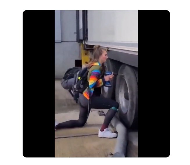 Activistas climáticos pinchando ruedas de un camión Activistas climáticos pinchando ruedas de un camión