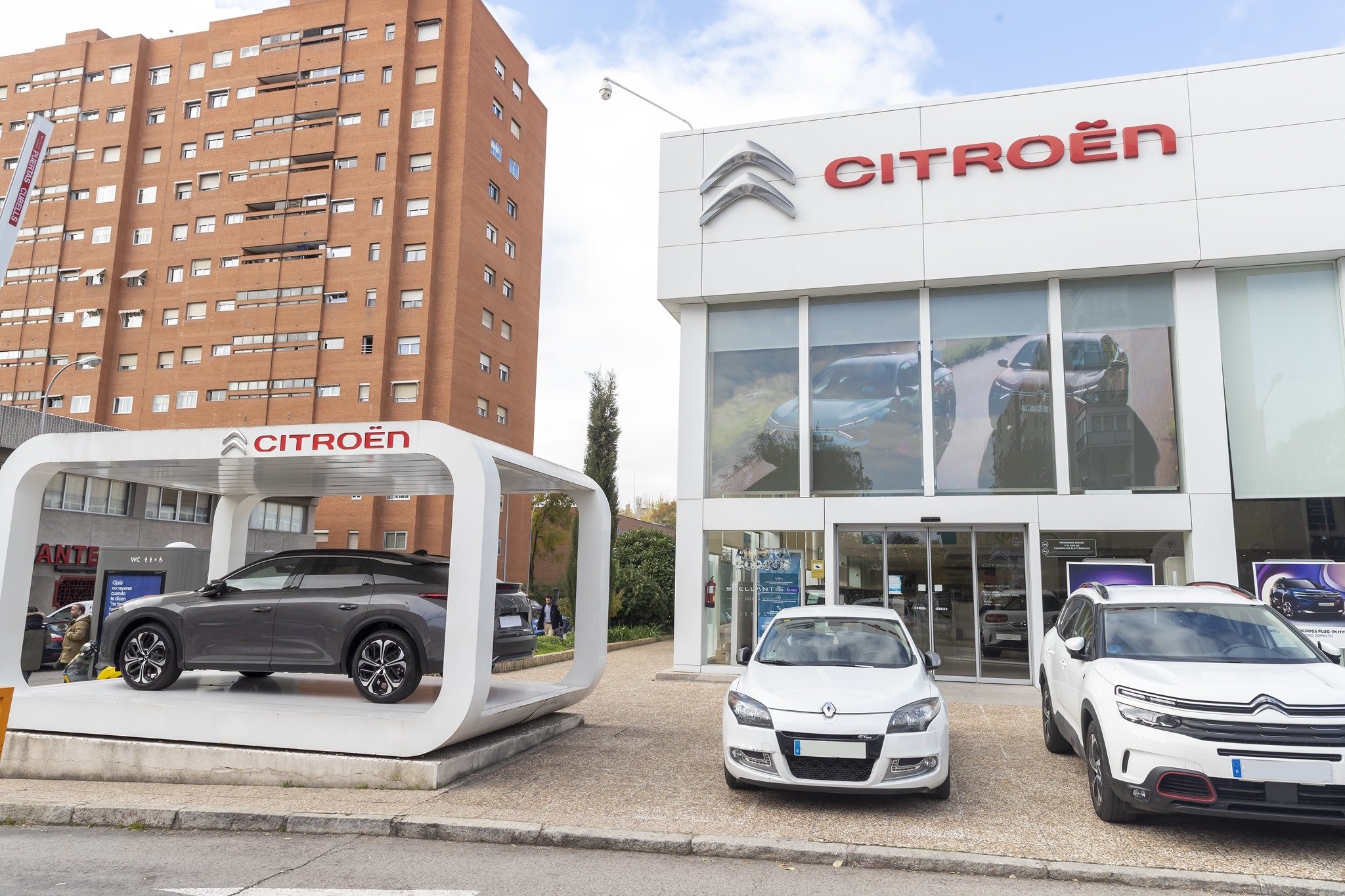 Citroën es una de las marcas que vende y produce en España, y que se sitúa entre las diez más vendidas, ranking en el que hay tres asiáticas (Toyota, Kia y Hyundai) que prefieren más vender y las dos primeras ocupan la medalla de oro y la de plata