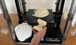 Entre las múltiples aplicaciones de la impresión 3D cabe destacar algunas de las que tiene en el ámbito sanitario, por ejemplo en la fabricación de prótesis que mejoran la vida de muchas personas