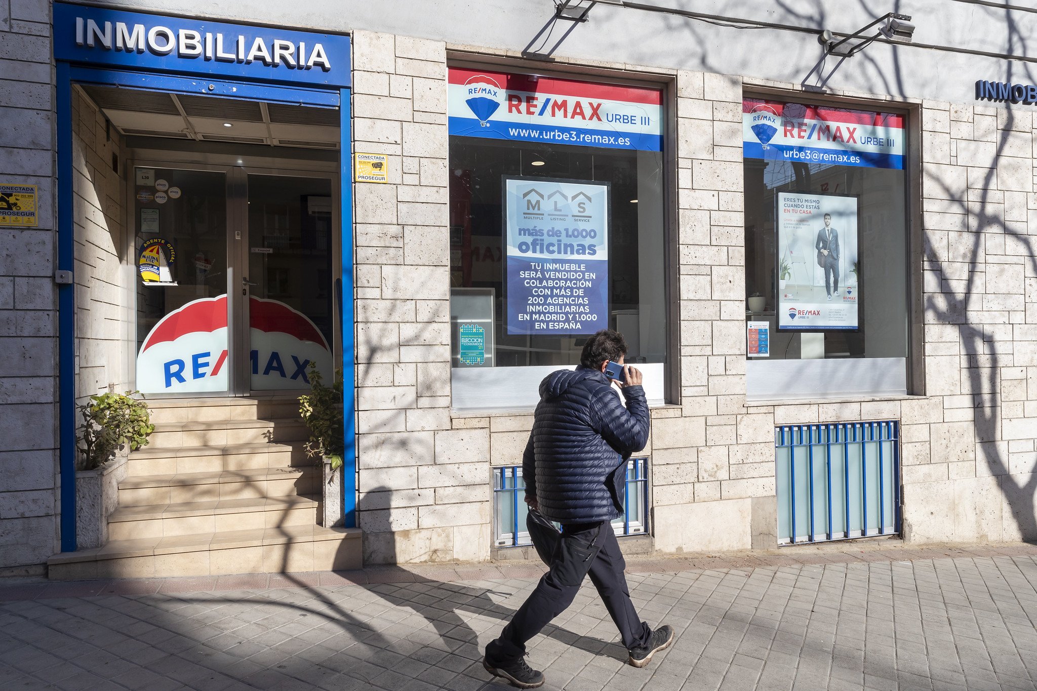 A la caída de compraventas de viviendas e hipotecas, se suma el encarecimiento del precio...