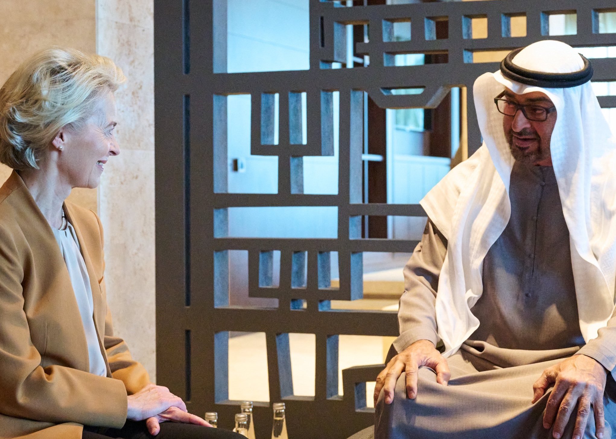 Ursula von der Leyen, tan feliz con el jeque emiratí Mohamed bin Zayed Al Nahyan Ursula von der Leyen, tan feliz con el jeque emiratí Mohamed bin Zayed Al Nahyan