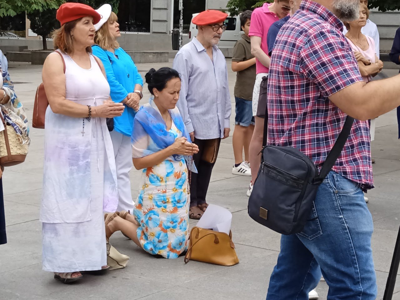 El santo Padre Pío, además de tener una prodigiosa vivencia de la Santa Misa, y de recibir de Dios unos dones extraordinarios, llevaba siempre un rosario en la mano. Entre rezo y rezo, de vez en cuando lo aireaba mientras que con voz fuerte afirmaba: “este es el arma poderosa con el que venceremos”