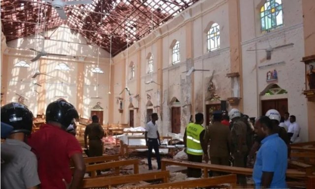 Interior de la Iglesia de San Sebastián en Katuwapitiya, Negombo, después de las explosiones. (ACN)