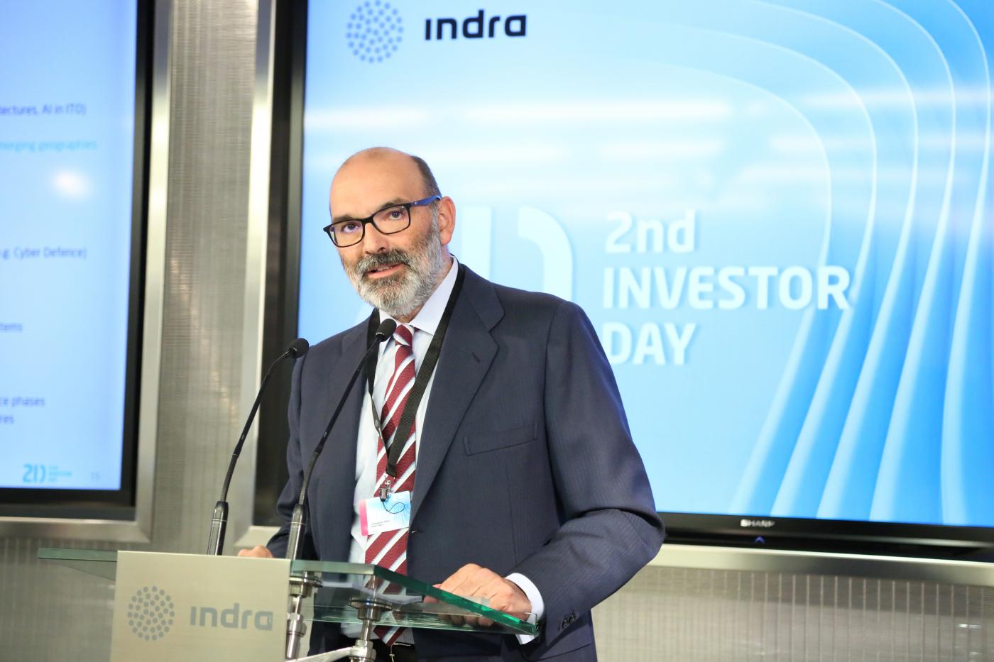 Al presidente de Indra, Fernando Abril-Martorell, entra en caída libre.