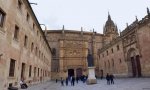 Patio de las Escuelas, con la Universidad de Salamanca al fondo. 
