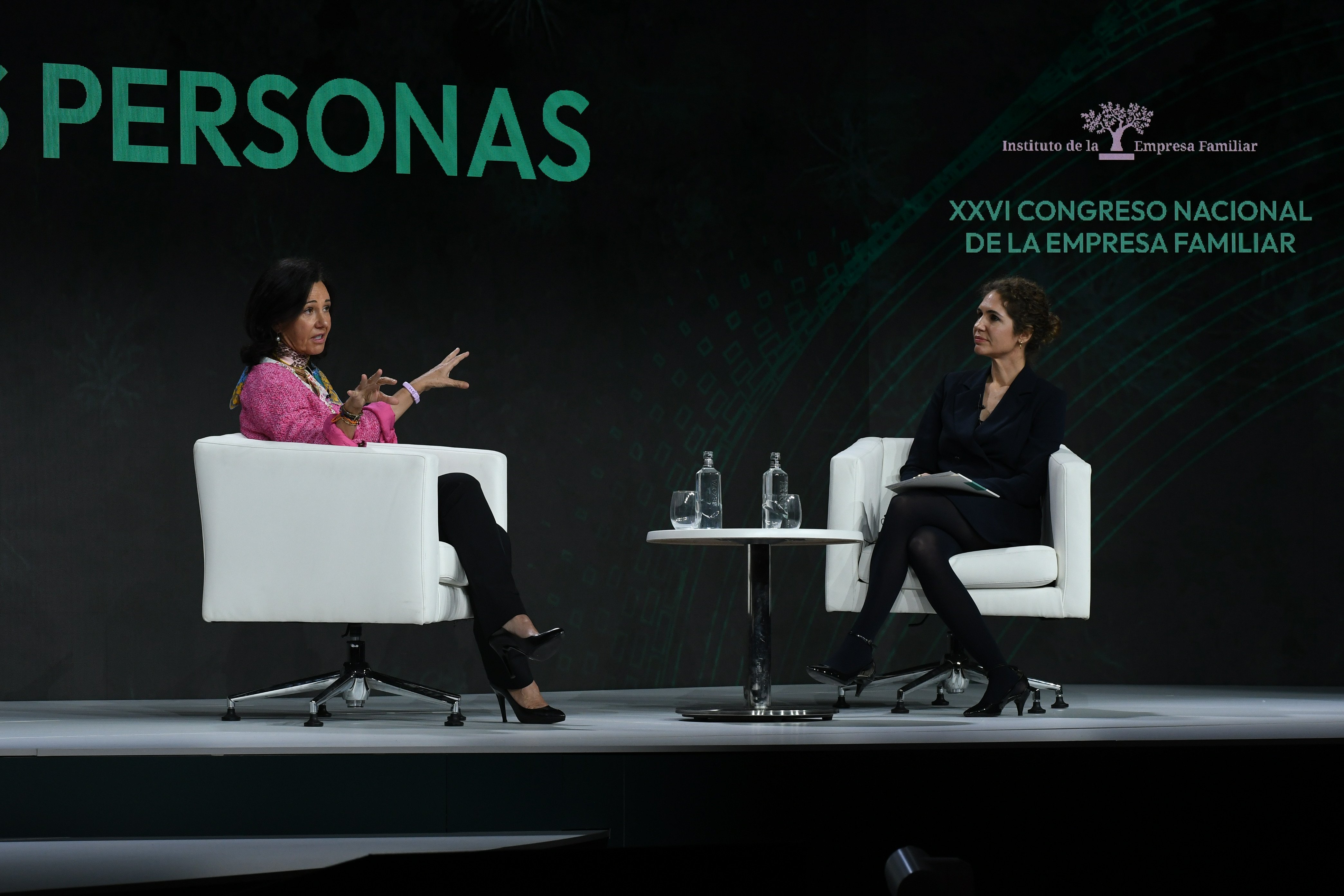 Ana Botín, presidenta del Santander y Sabina Fluxá, vicepresidenta y CEO del Grupo Iberostar, durante su diálogo en el XXVI Congreso de la Empresa Familiar, en Bilbao