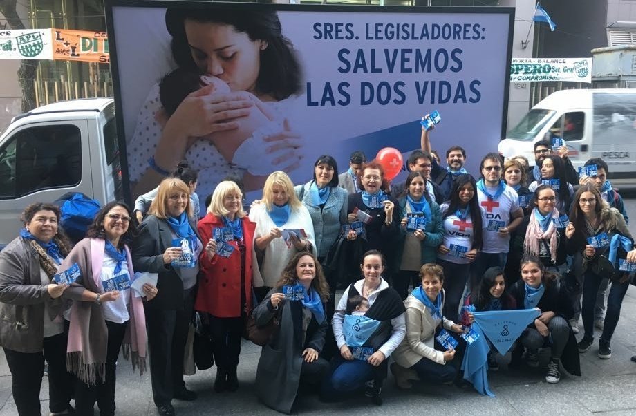 Millones de argentinos sale a la calle contra el aborto con el pañuelo celeste que defiende la vida Millones de argentinos sale a la calle contra el aborto con el pañuelo celeste que defiende la vida