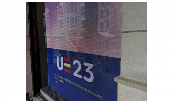 León es, desde ayer, lunes 23, una ciudad tomada por la policía, mientras se celebra el Consejo de Ministros europeos de Telecomunicaciones, bajo presidencia española de la UE León es, desde ayer, lunes 23, una ciudad tomada por la policía, mientras se celebra el Consejo de Ministros europeos de Telecomunicaciones, bajo presidencia española de la UE