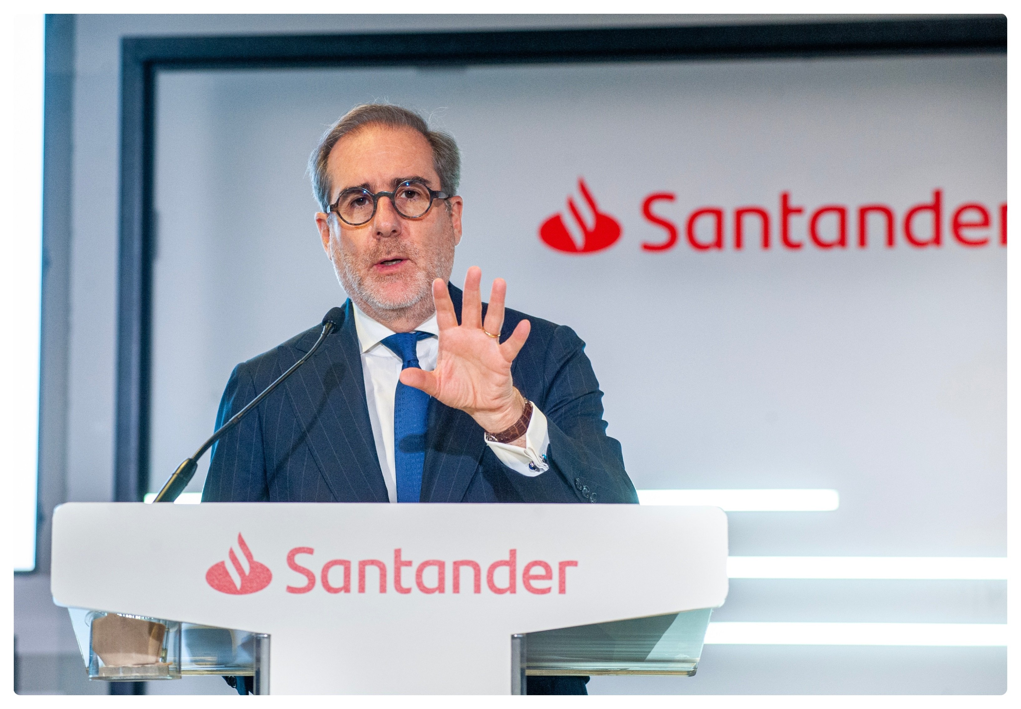 Como era de esperar, el CEO del Santander no está de acuerdo con que el impuesto a la banca se prorrogue. “No es que no nos guste pagar impuestos, es que nos parece discriminatorio porque estigmatiza al sector y porque es un impuesto a ingresos y no a beneficios Como era de esperar, el CEO del Santander no está de acuerdo con que el impuesto a la banca se prorrogue. “No es que no nos guste pagar impuestos, es que nos parece discriminatorio porque estigmatiza al sector y porque es un impuesto a ingresos y no a beneficios