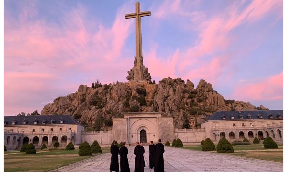 Bastaría con que el nuncio de Su Santidad se dirigiera al Gobierno para recordarle que no es quién para desacralizar basílica alguna y que no puede echar a los monjes de su casa porque le venga en gana al profanador. Hay que pararle los pies Bastaría con que el nuncio de Su Santidad se dirigiera al Gobierno para recordarle que no es quién para desacralizar basílica alguna y que no puede echar a los monjes de su casa porque le venga en gana al profanador. Hay que pararle los pies