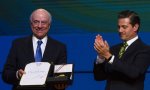 FG recibe la Orden Mexicana del Águila Azteca de manos del presidente de México, Enrique Peña Nieto.