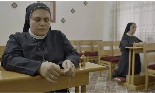 La hermana Nabila rezando el rosario en una capilla de Gaza. (ACN)