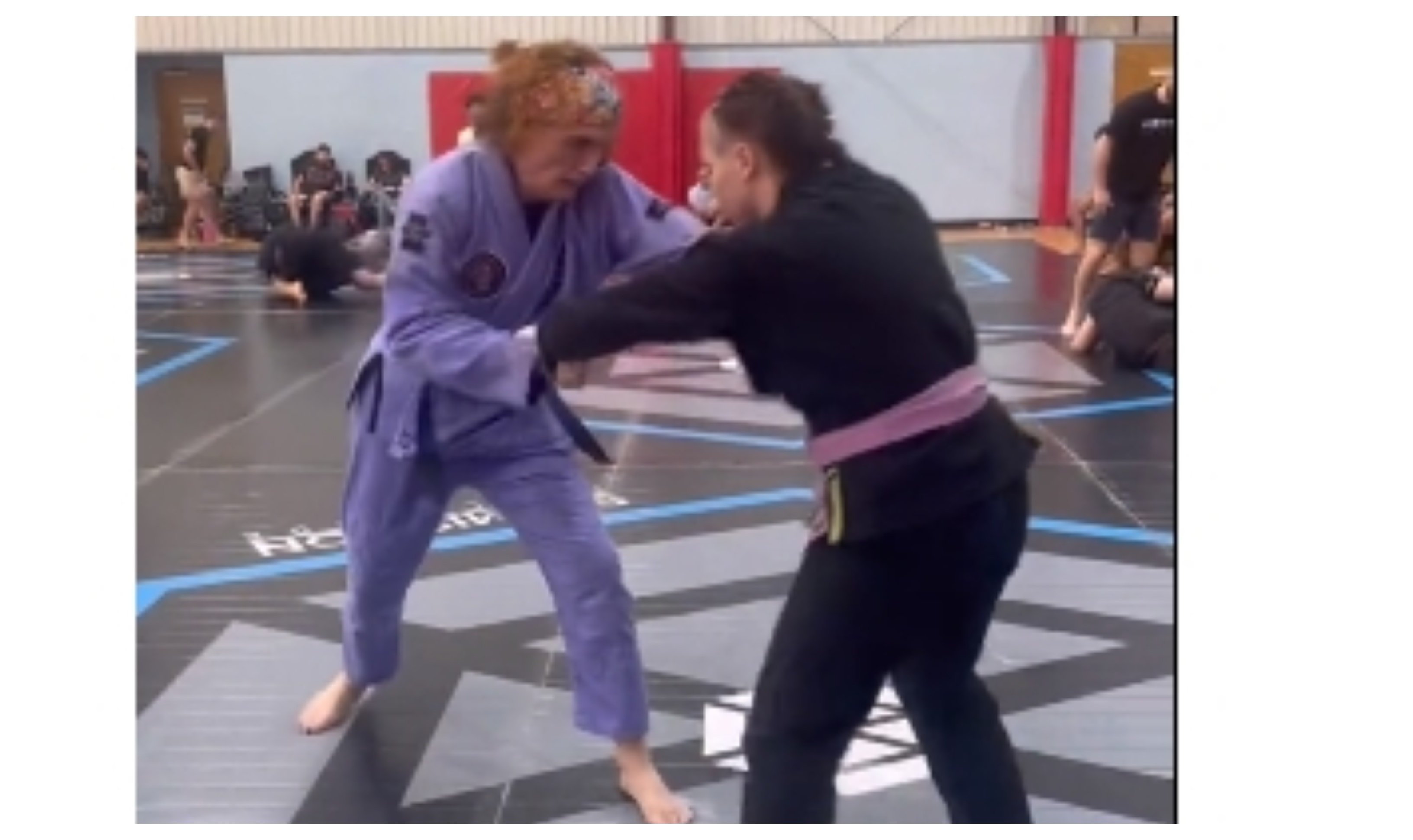 Ansleigh Wilk (de negro) es una de las luchadoras que explicó como se vio obligada a luchar contra Cordelia Gregory, que es uno de los muchos hombres que se dicen trans que participan actualmente en los torneos femeninos de NAGA Ansleigh Wilk (de negro) es una de las luchadoras que explicó como se vio obligada a luchar contra Cordelia Gregory, que es uno de los muchos hombres que se dicen trans que participan actualmente en los torneos femeninos de NAGA