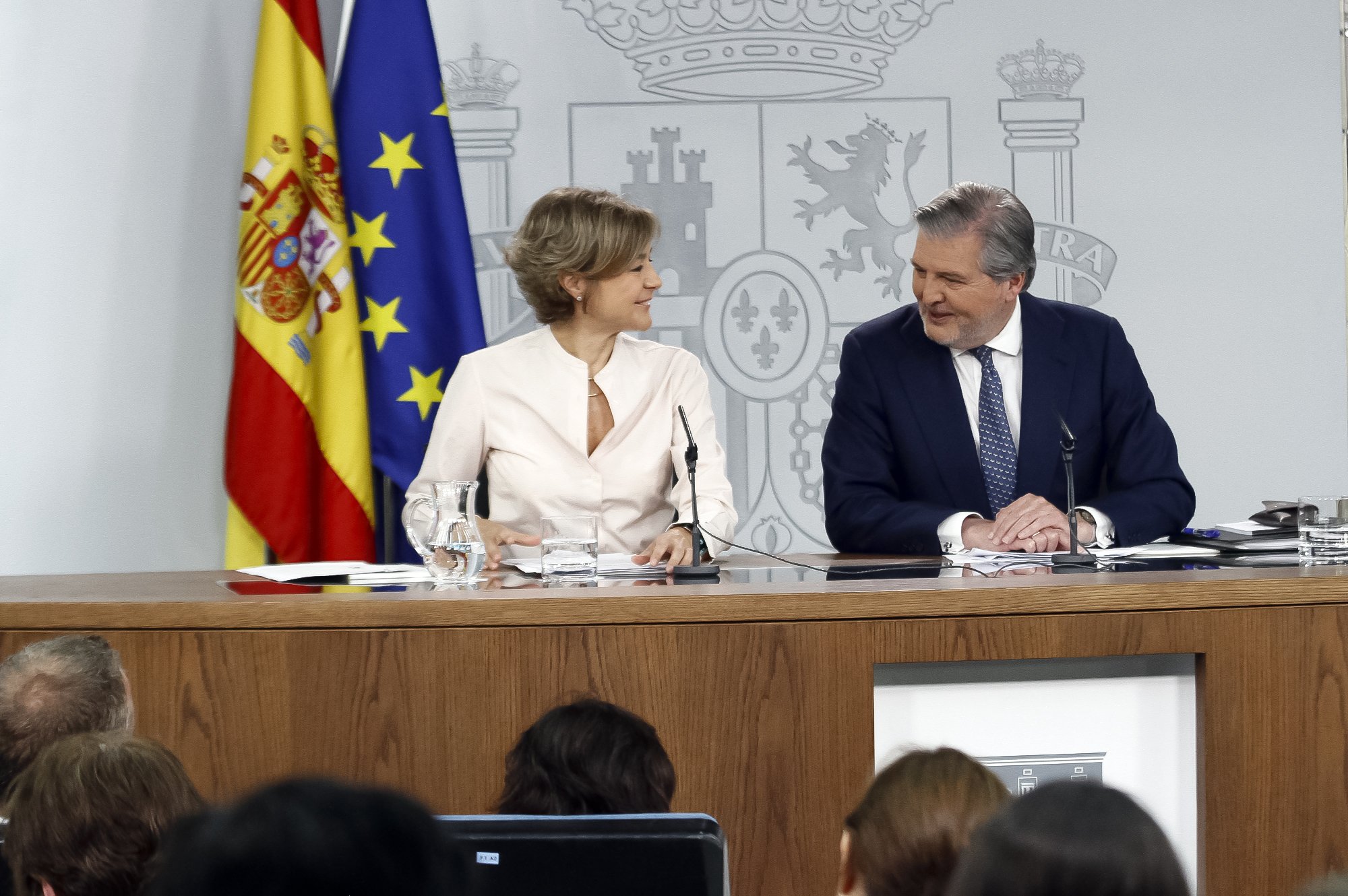 Tejerina y Méndez de Vigo, en rueda de prensa. El Gobierno declara la guerra a las toallitas húmedas. Tejerina y Méndez de Vigo, en rueda de prensa. El Gobierno declara la guerra a las toallitas húmedas.